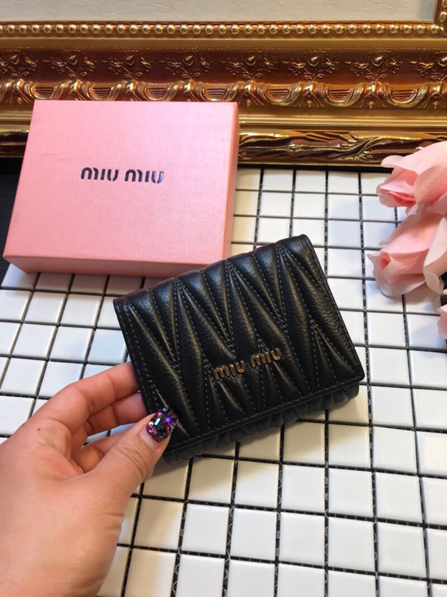 miumiu 財布 2色選べ オシャレミュウミュウミニ短財布 個性設計